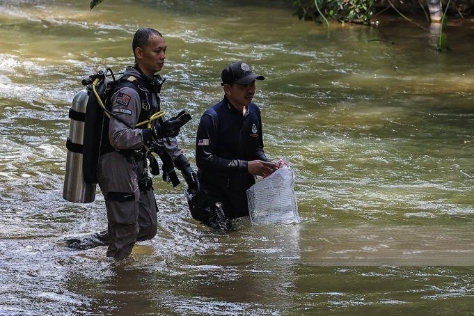 காரின் இரண்டு சாவிகள் கைப்பற்றப்பட்டன