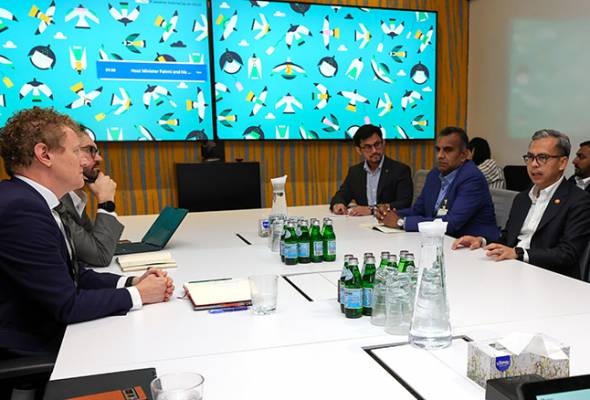 உரிமத்தைப் பெறும் உத்தரவுக்கு, சமூக ஊடக நடத்துனர்கள் ஆதரவு