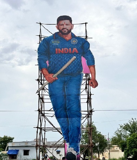 தோனியின் பர்த்டே செலிபிரேஷன் ஆரம்பம் – 100 அடி உயரத்திற்கு கட் அவுட் வைத்த ரசிகர்கள்!