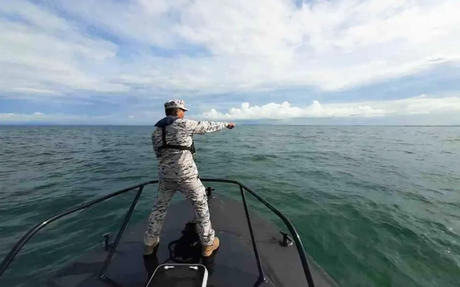 உள்ளூர் மீன்பிடிப் படகின் பணியாளர் ஒருவர் கடலில் குதித்ததில் மூழ்கி உயிரிழந்தார் என அஞ்சப்படுகிறது