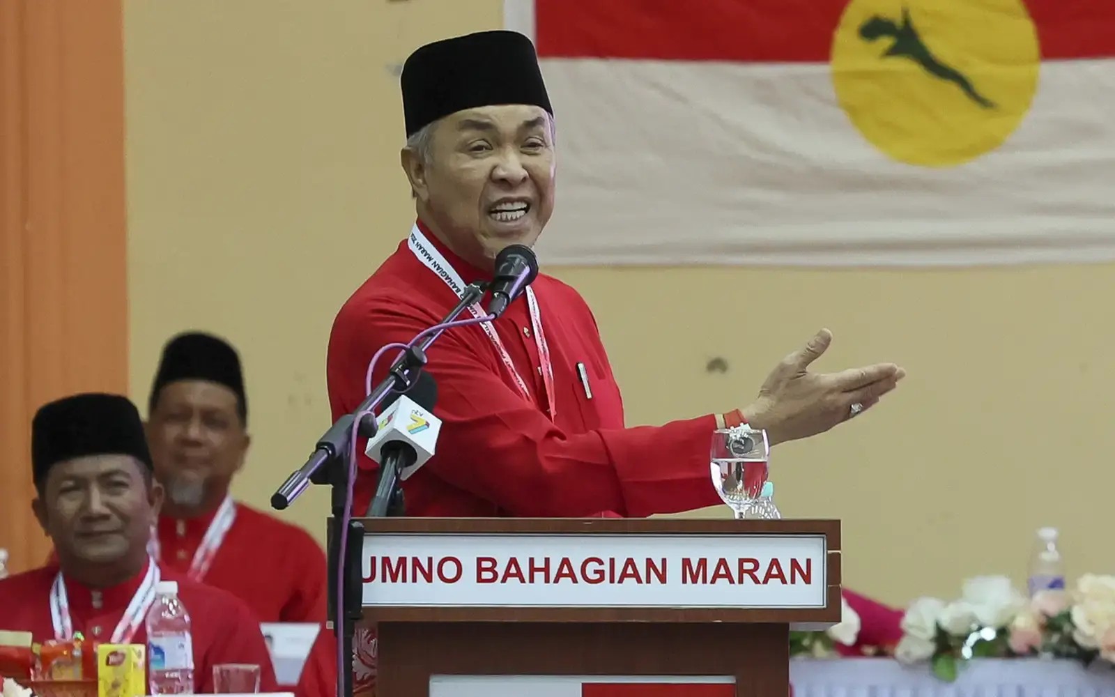 அம்னோ சொந்த சின்னத்தில் போட்டியிட வேண்டும்