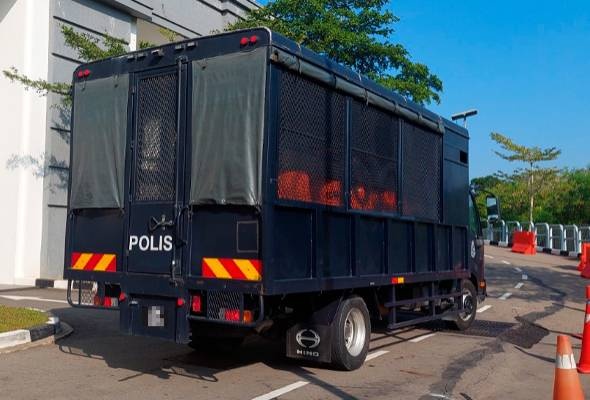 வாடிக்கையாளர்களின் 2 கோடியே 42 லட்சம் வெள்ளி கபளிக்கரம்