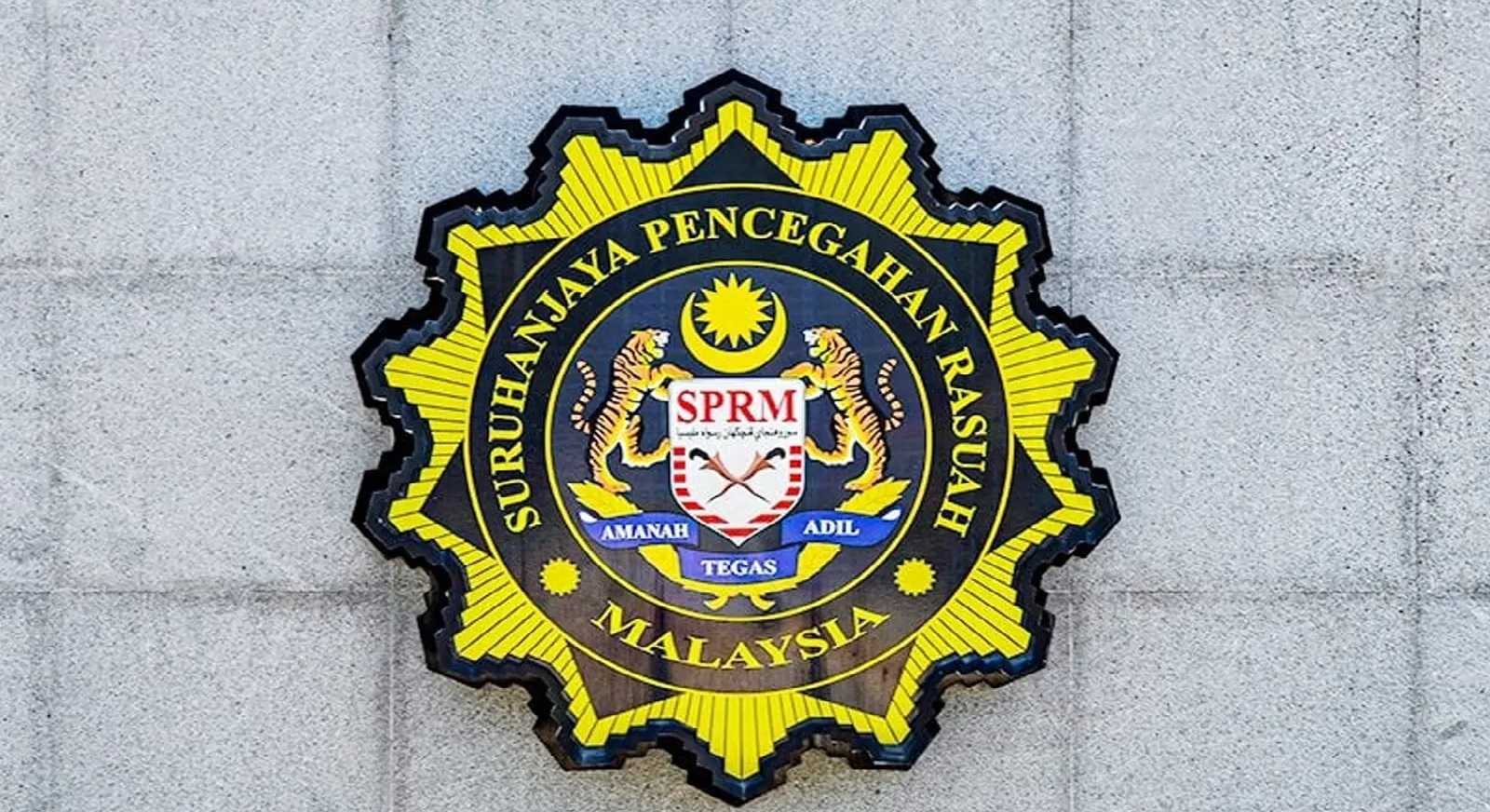 ஒரு தம்பதியர் உட்பட நான்கு சமூக வளைத்தள பிரபலங்களின் / 20 வங்கி கணக்குகள் முடக்கம்