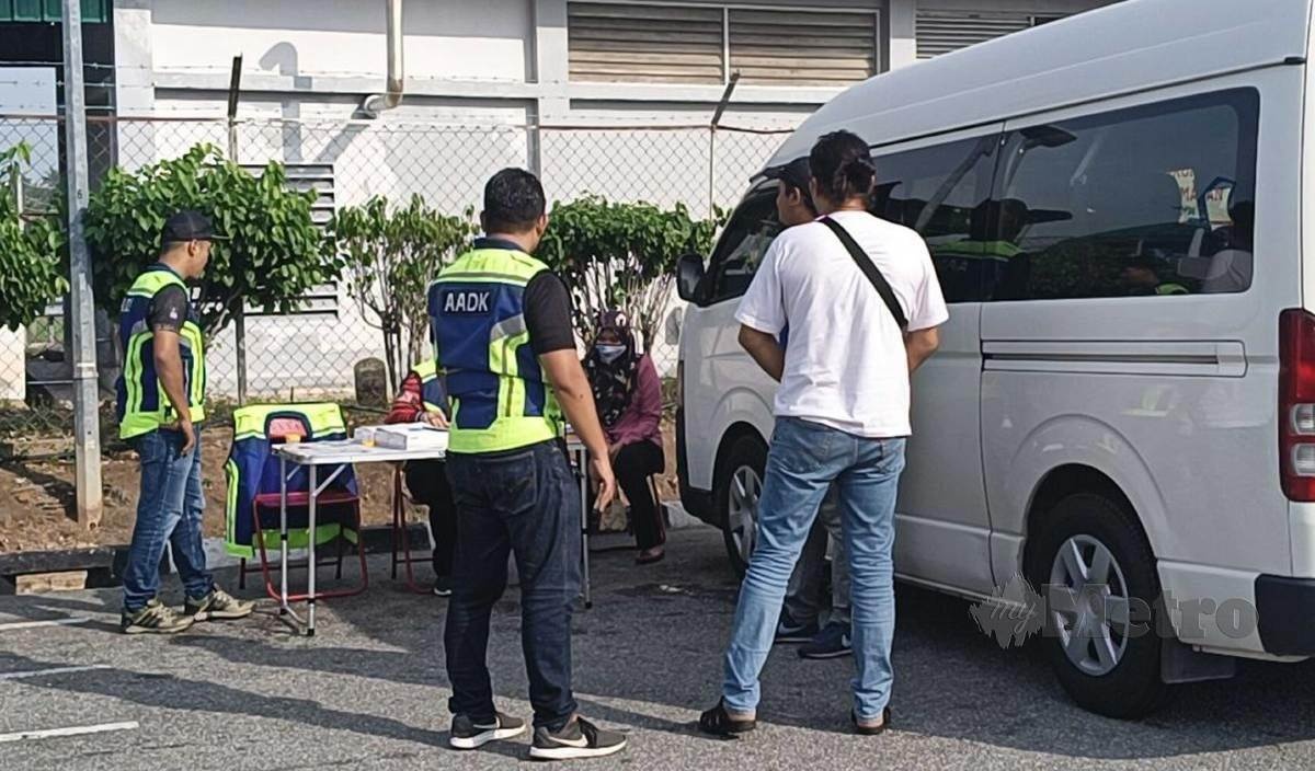 சுற்றுலா பேருந்து ஓட்டுநர் கைது