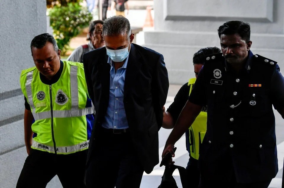 கட்டுமான நிறுவன இயக்குநரை ஏமாற்றியதாக மூவர் மீது குற்றச்சாட்டு