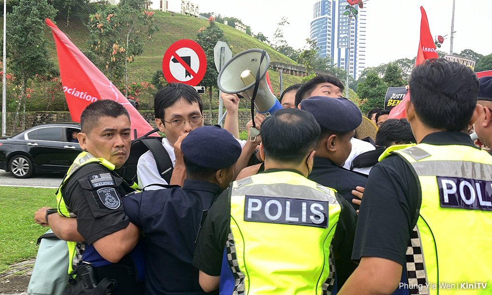 நாடாளுமன்றத்தை நெருங்குவதை தடுத்தனர்