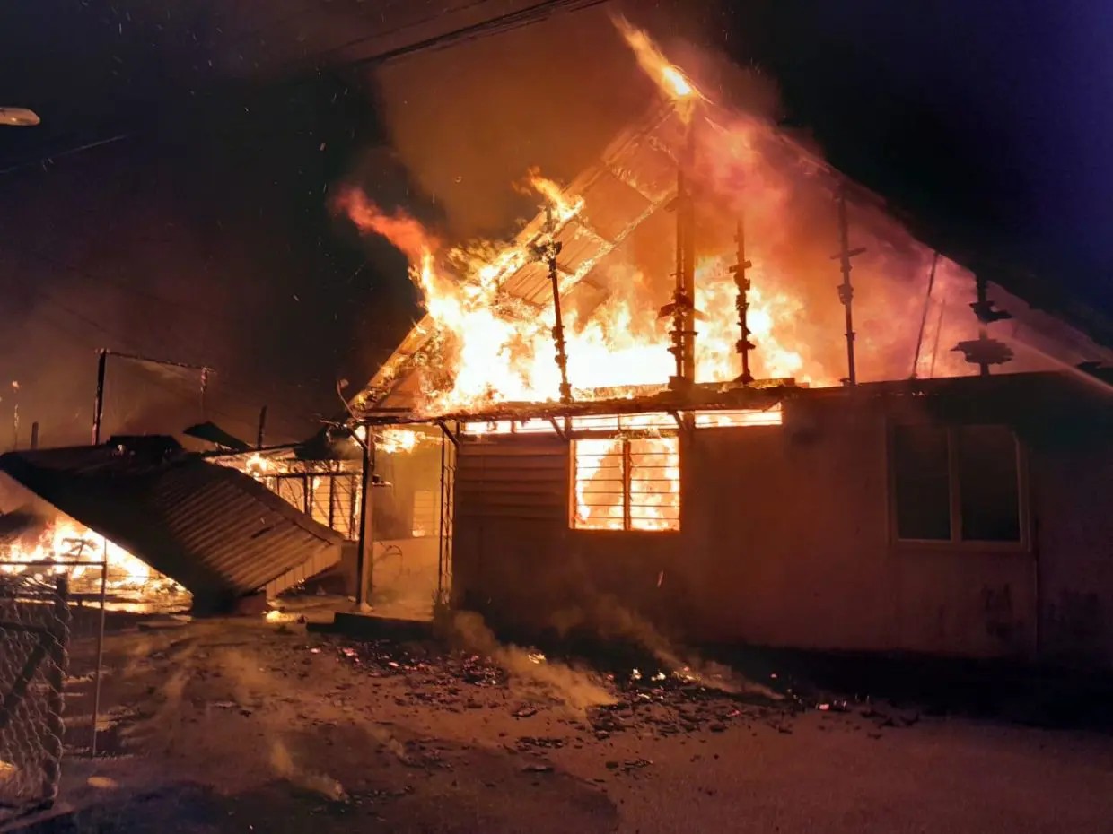 4 வீடுகள் தீயில் அழிந்தன