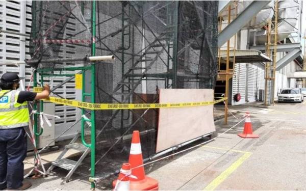 கூரையின் மேலிருந்து அந்நிய தொழிலாளர் ஒருவர் கீழே விழுந்து உயிரிழந்தார்