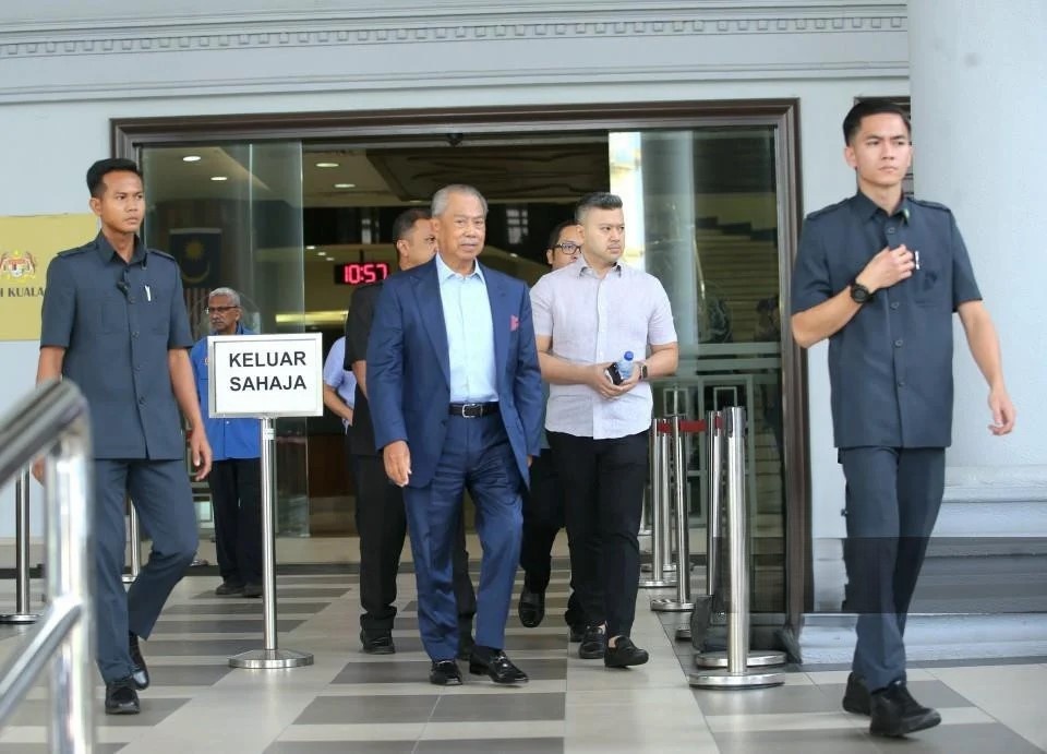 பேத்தி பட்டமளிப்பு விழா ; டான் ஸ்ரீ முஹிடினிடம் அனைத்துலக கடப்பிதழ் தற்காலிகமாக ஒப்படைப்பு