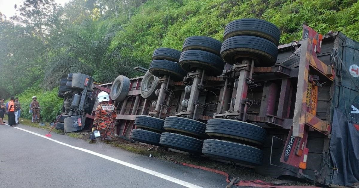 விபத்தில் டிரேல்லர் லாரி ஓட்டுனர் சம்பவம் நடந்த இடத்திலையே பலியானார்.