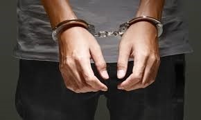 படகில் தங்கள் தாய்நாட்டிற்குத் திரும்ப முயன்றபோது கைது