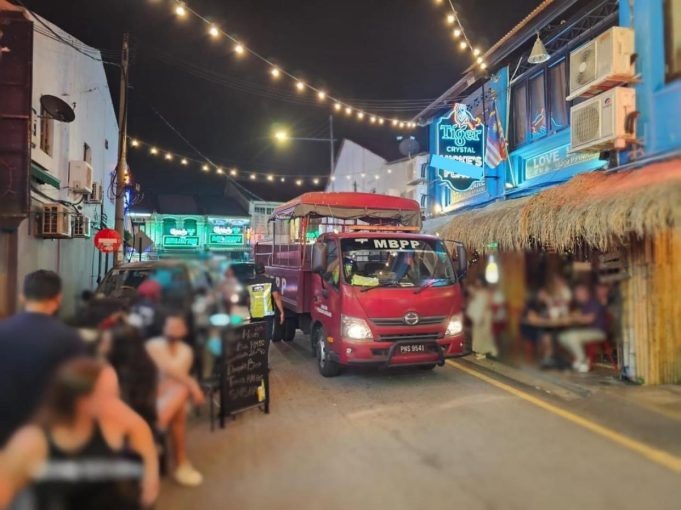 நாற்காலிகள் உட்பட அனைத்து தளவாடங்களும் பறிமுதல்