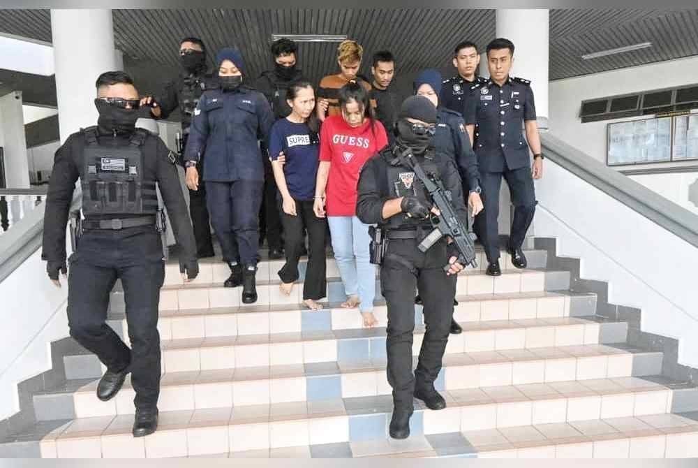 சிவப்பு சாயம் வீச்சு, நால்வர் குற்றஞ்சாட்டப்பட்டனர்