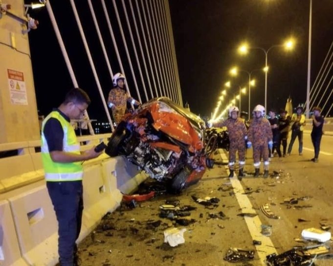 கார் விலகி, சாலைத் தடுப்பை மோதியதில் ஆடவர் மரணம்