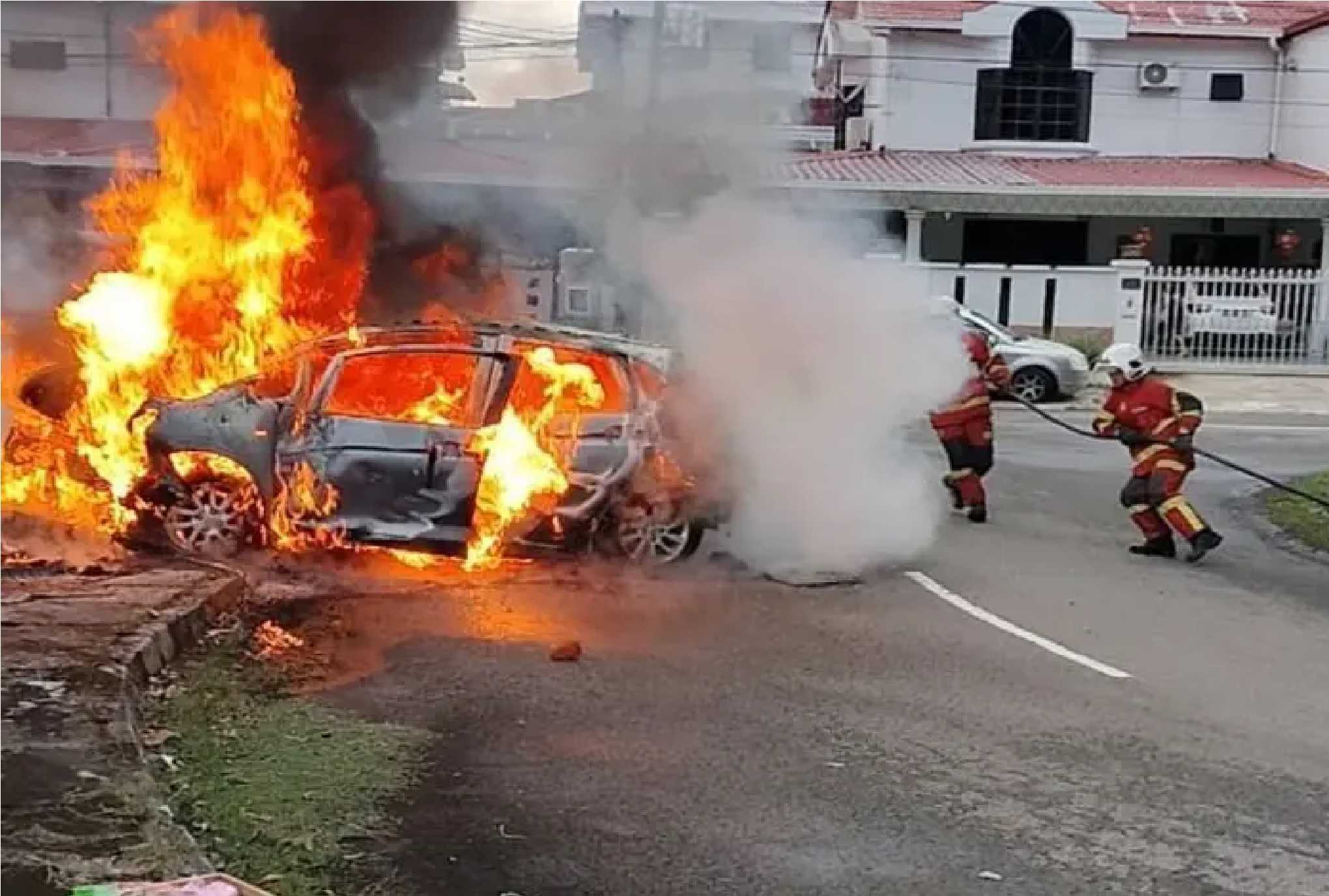 காரில் திடீர் தீ, தம்பதியர் தப்பினர்