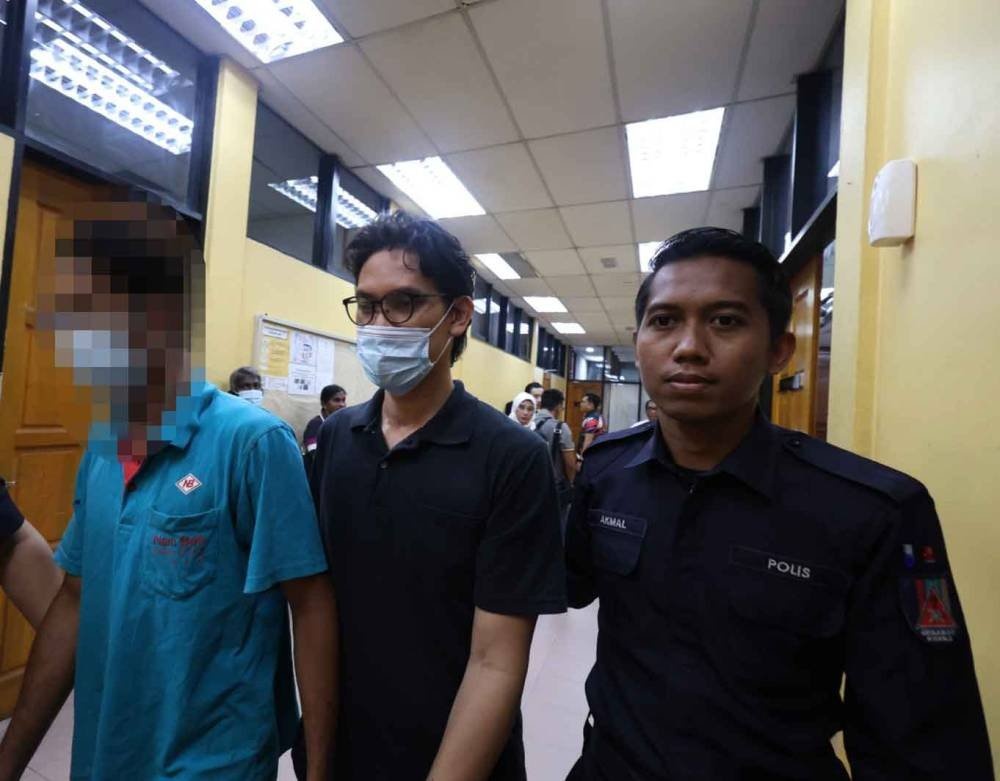 பிட்டத்தை தடவியதாக ஆடவர் மீது குற்றச்சாட்டு