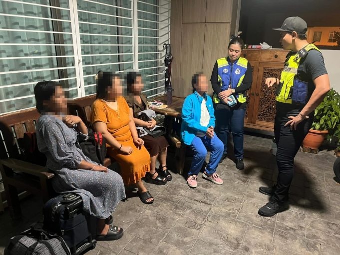 மூன்று வீட்டுப் பெண்கள் போலீசாரால் காப்பாற்றப்பட்டனர்