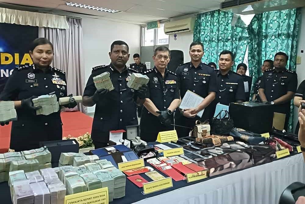 மேலும் நான்கு சந்தேகப் பேர்வழிகள் தேடப்படுகின்றனர்