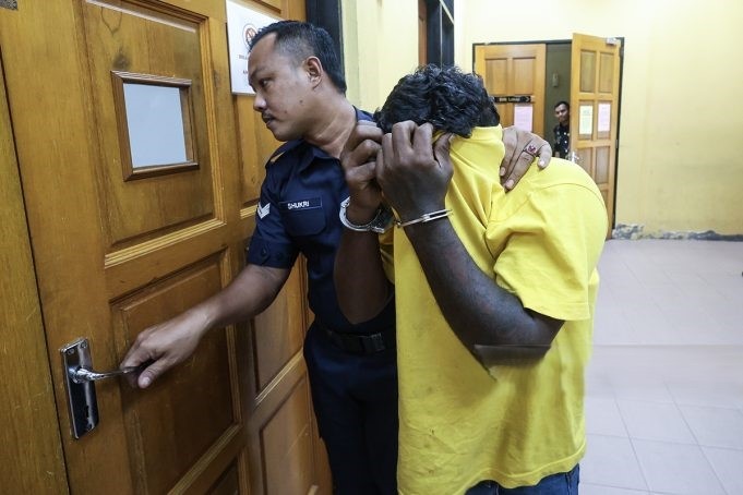 உறவினர்களை சரமாரியாக தாக்கியதாக ஆடவர் மீது குற்றச்சாட்டு