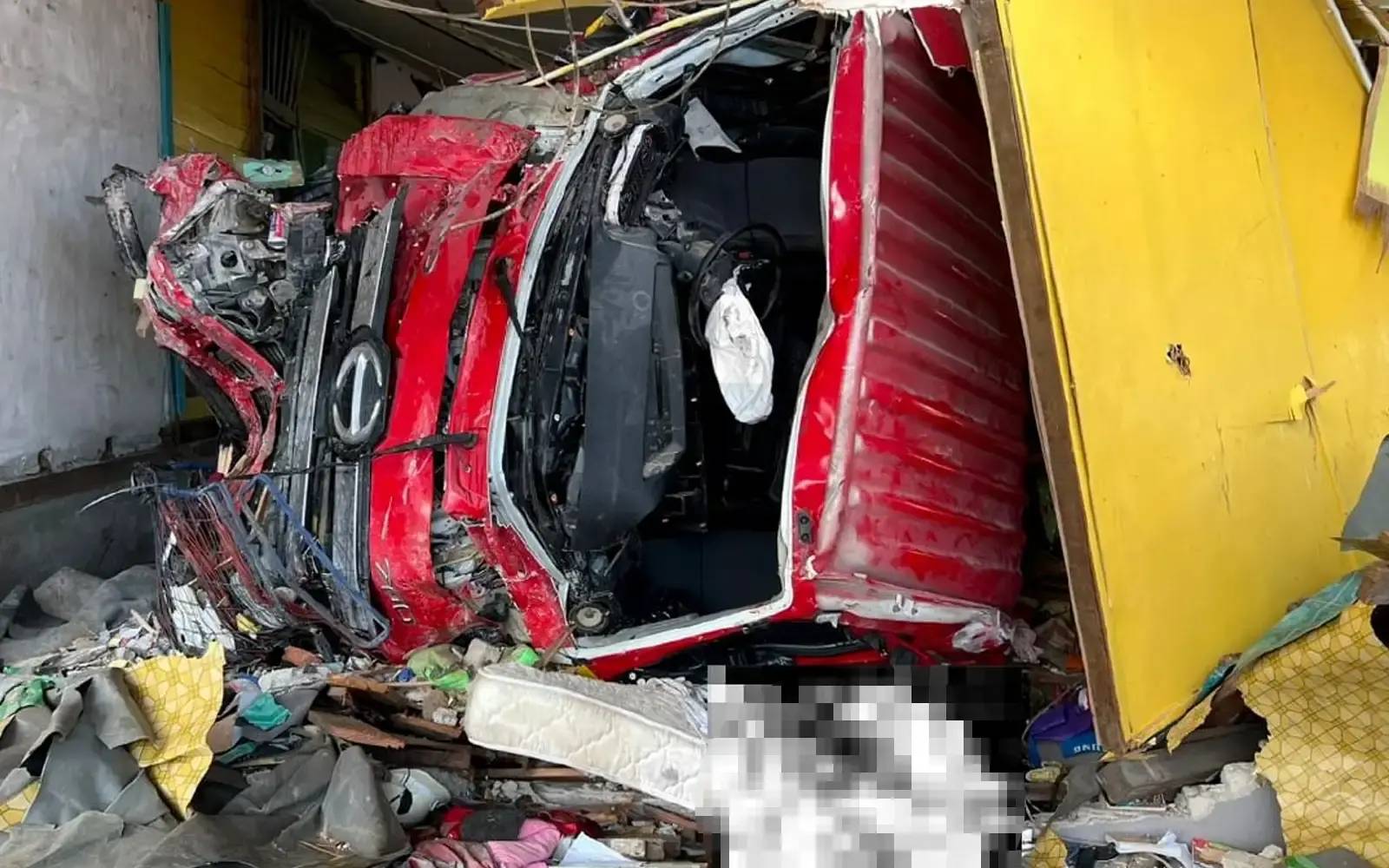 வீடு புகுந்த டிரெய்லர் லோரி, மேலும் ஒருவர் மரணம்