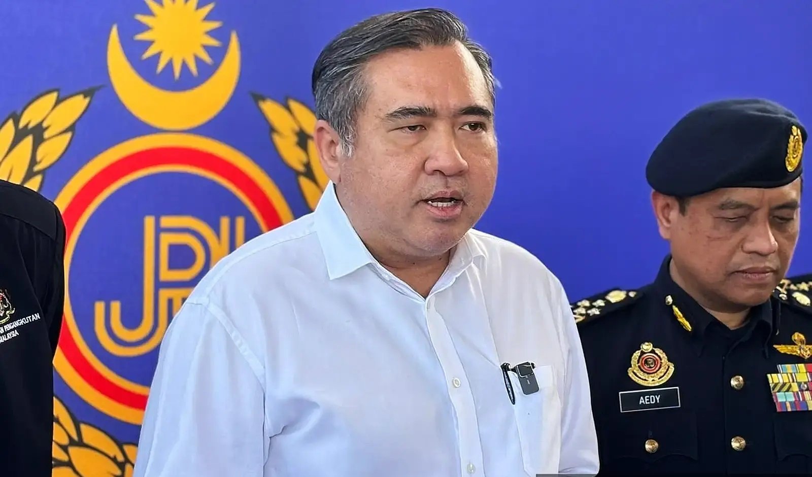 விடுப்பில் செல்ல அனுமதிக்கப்பட்டுள்ளார்