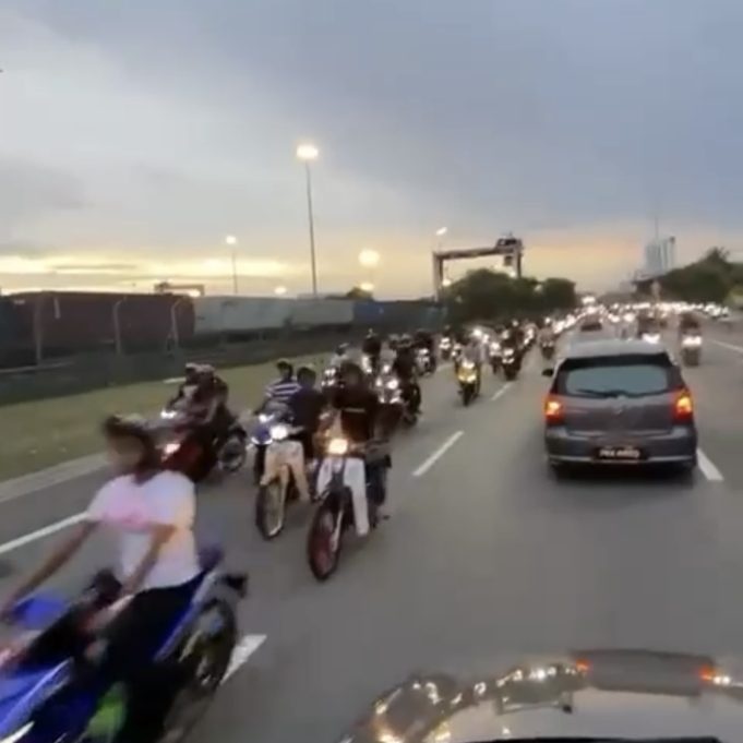 மோட்டார் சைக்கிளோட்டிகள் திருப்பி வந்தது பெரும் பரபரப்பை ஏற்படுத்தியது