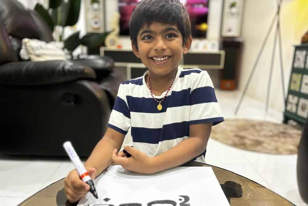 17 மொழிகளில் அசத்தும் சிறுவன்