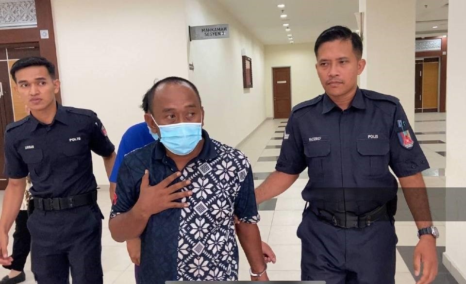 பாலியல் தொர்பாடன் குற்றச்சாட்டை எதிர்நோக்கியுள்ளார், நாடாளுமனற உறுப்பினரின் முன்னாள் சிறப்பு அதிகாரி