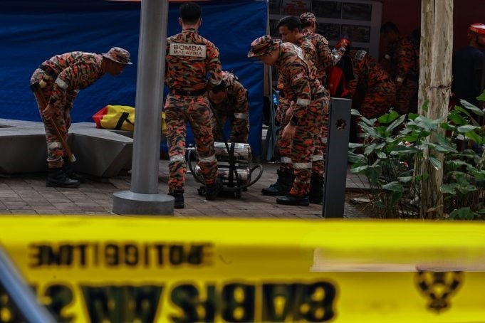 இரண்டாவது பாதாள சாக்கடையில் தட்டுப்பட்டது / ஒரு பொருள் / சீரிப்பாய்ந்தன மோப்ப நாய்கள்