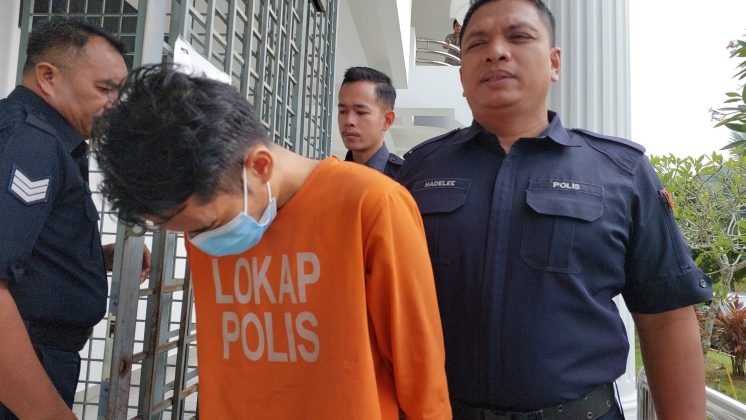 அடுத்த  உத்தரவுக்கு  போலீஸ் காத்திருக்கிறது 