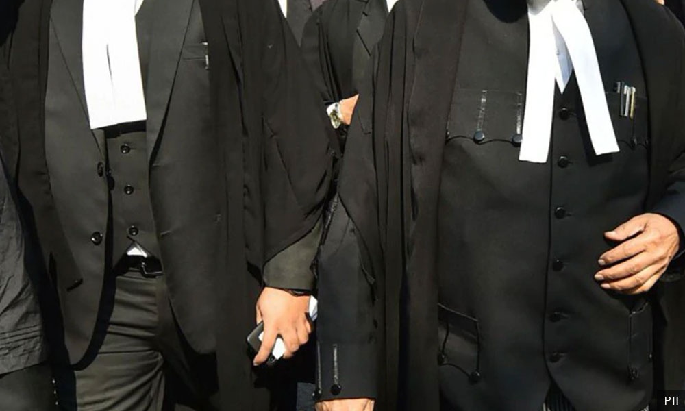 தந்தையின் புதைக்குழியை தோண்டக்கோரி, சட்டப் போராட்டம்