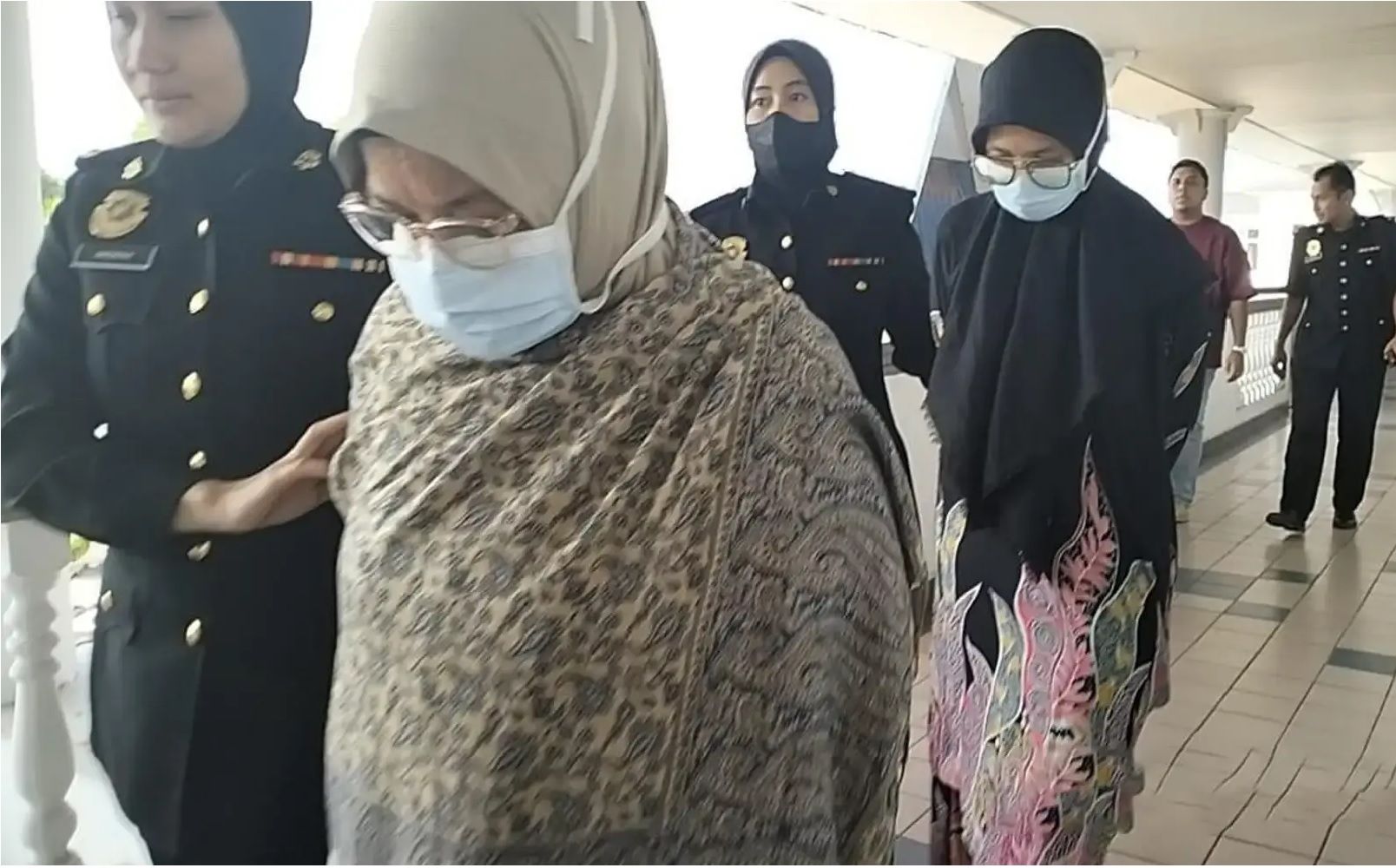 இரு கல்வி அதிகாரிகளுக்கு எதிராக லஞ்ச குற்றச்சாட்டு