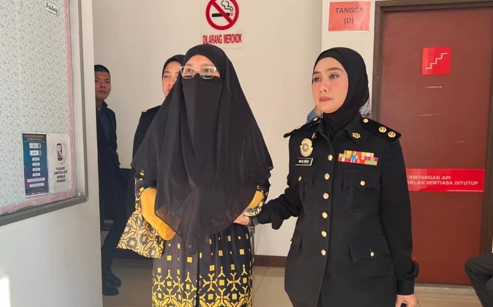 தலைமையாசிரியர் மீது குற்றச்சாட்டு