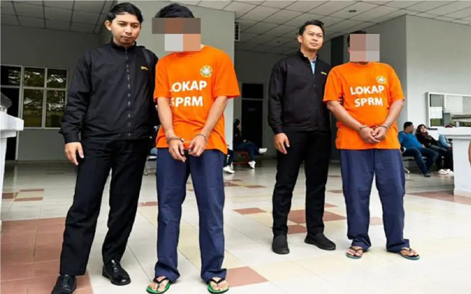 இரு மூத்த அதிகாரிகள் கைது