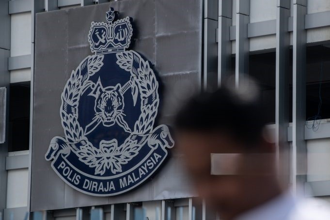 அந்த விரைவு பேருந்து ஓட்டுநரை போலீஸ் தேடி வருகிறது