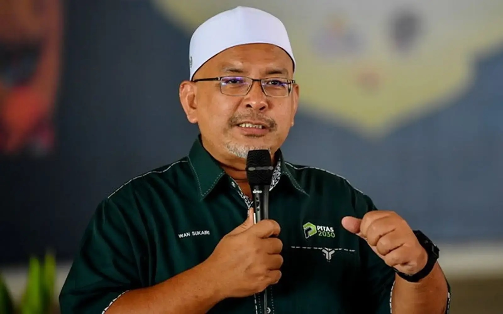 பெண் பாடகர்களுக்கான தடையை ஆட்சிக் குழு உறுப்பினர் தற்காத்து பேசினார்