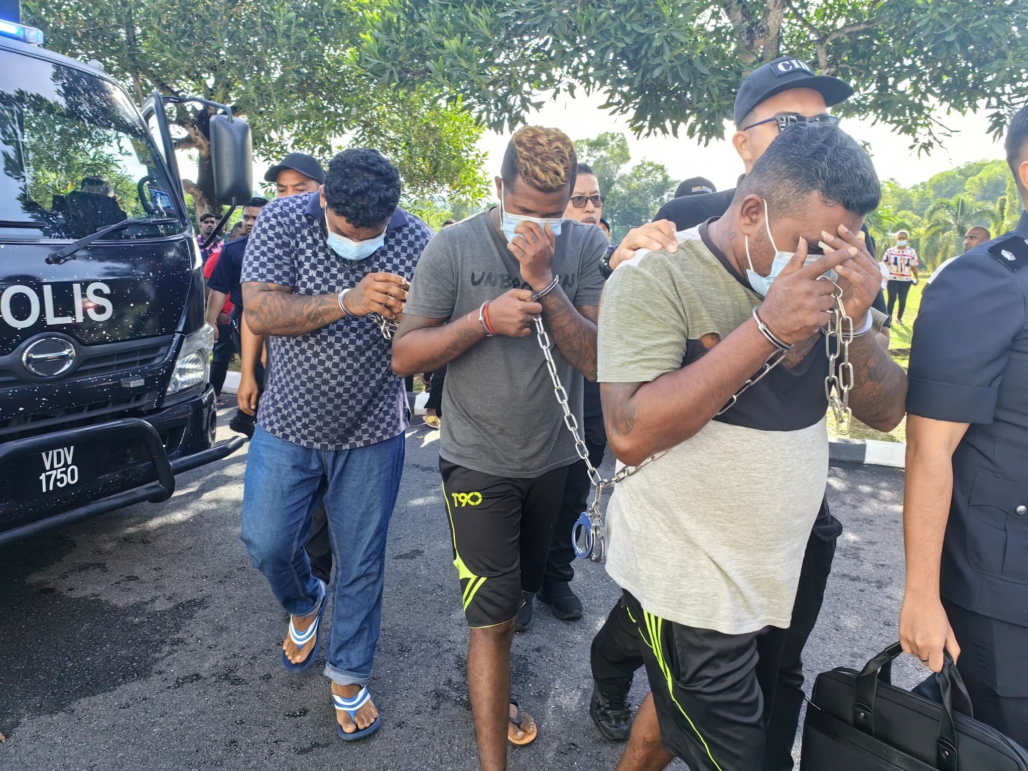 கார் கழுவும் பணியாளரை வெட்டிக்கொன்றதாக மூன்று இந்திய ஆடவர்கள் மீது கொலை குற்றச்சாட்டு