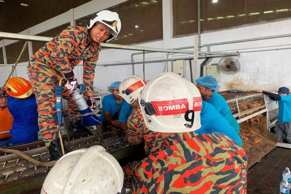 இயந்திரத்தினுள் சிக்கிய தொழிலாளர் கை