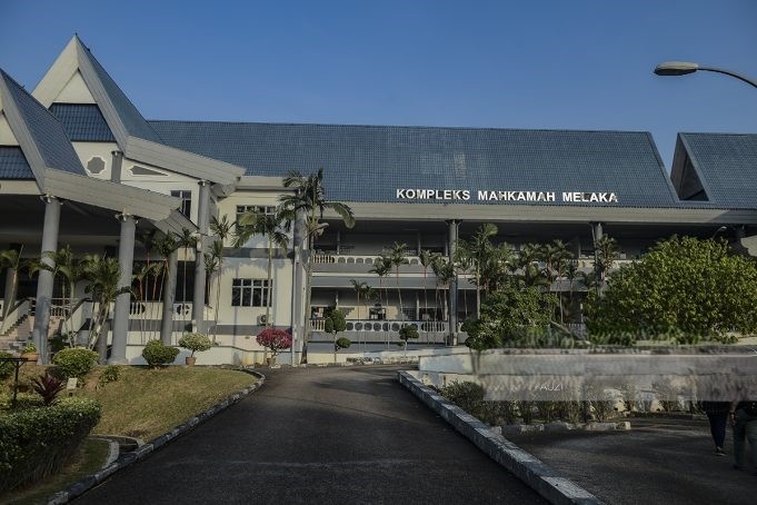 அண்டை வீட்டுக்காரரின் மூக்கை கடித்ததாக மாது மீது குற்றச்சாட்டு