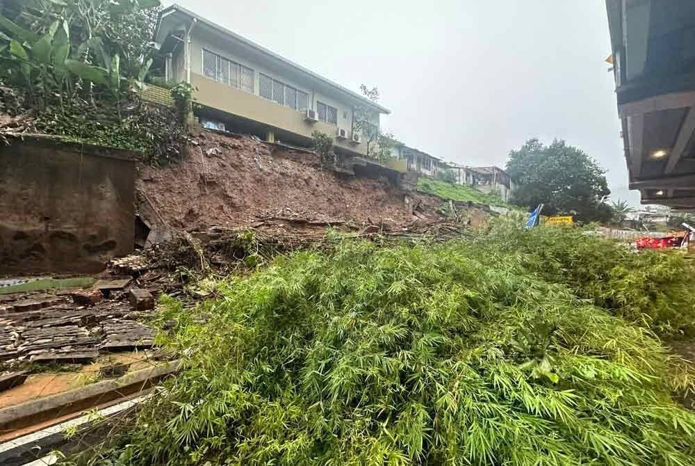 திடீர் நிலச்சரிவு, வீடுகளை காலி செய்ய உத்தரவு