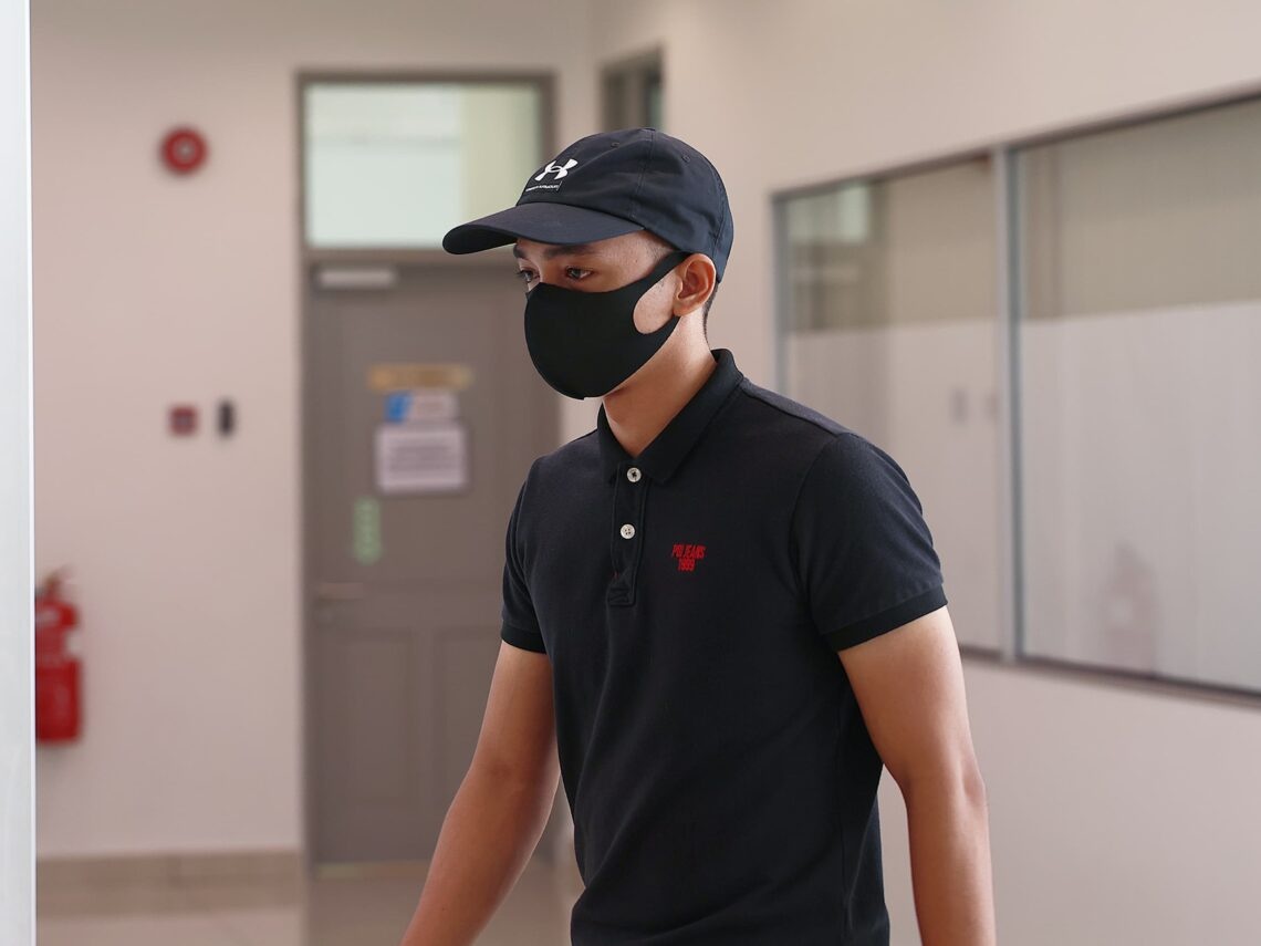 அந்த இரண்டு போலீஸ்காரர்கள் குற்றஞ்சாட்டப்பட்டனர்