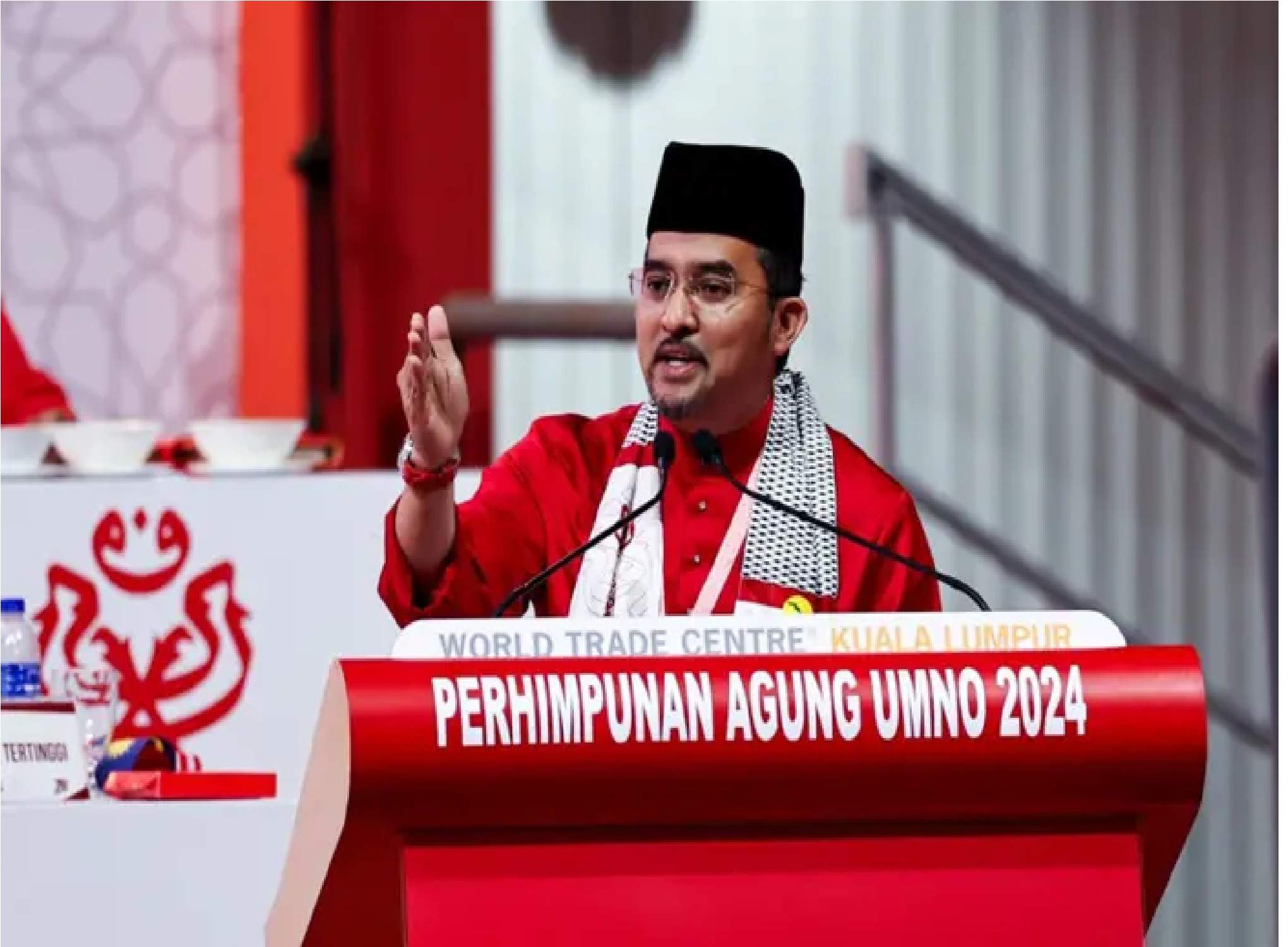 அம்னோ பேராளர் மாநாடு தொடங்கியது / நஜீப்பை விடுவிக்கக்கோரி முதன்மை தீர்மானம்