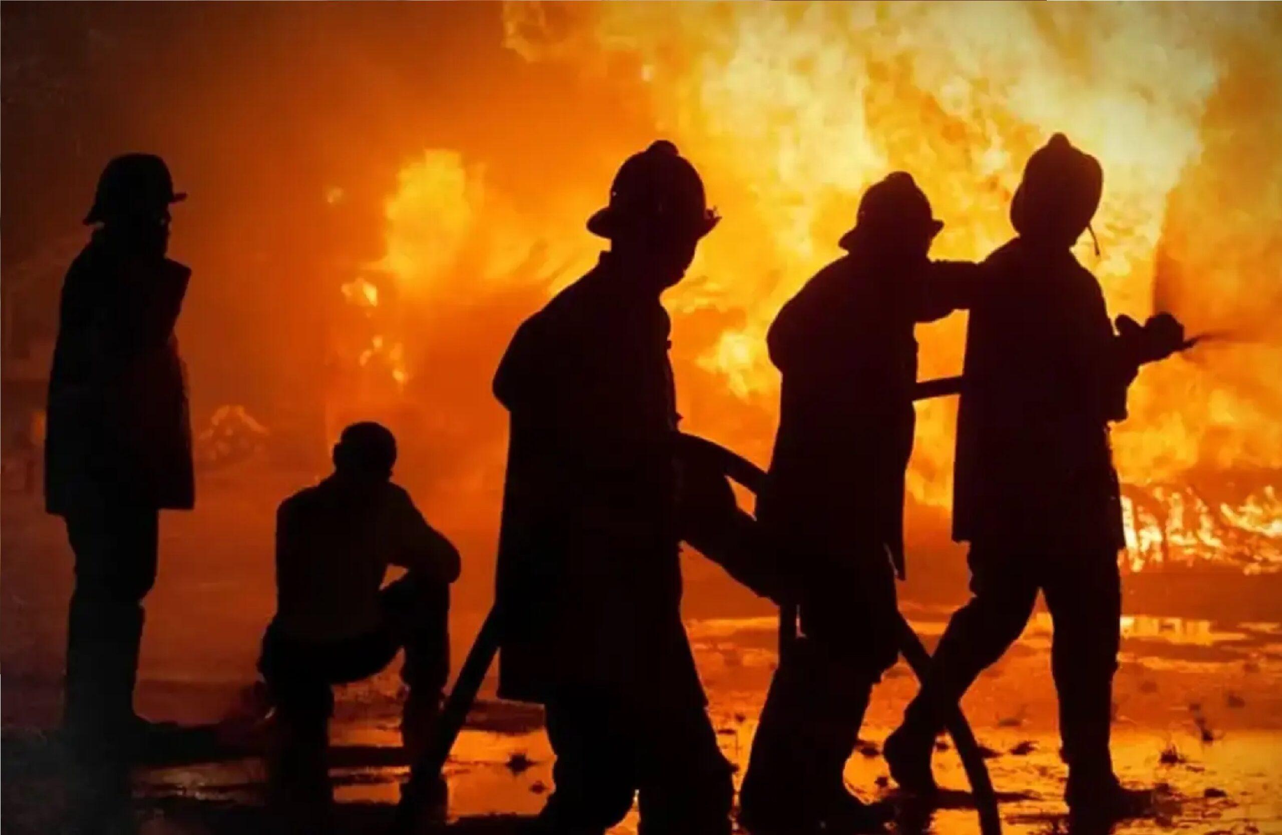 வீடு தீப்பற்றிக்கொண்டதில் ஒரே குடும்பத்தில் மூவர் பலி