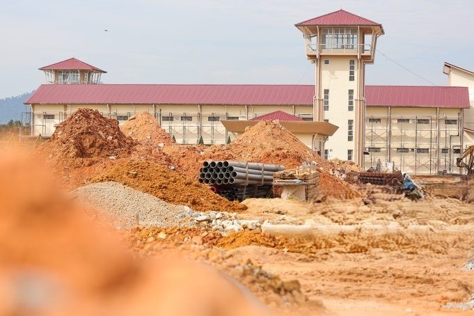 100 ஆண்டுகளுக்கு மேல் பழமையான எட்டு சிறைகளுக்குப் பதிலாக, கட்டம் கட்டமாக புதிய கட்டிடங்கள் கட்டுவதற்குச் சிறைத்துறை திட்டமிட்டுள்ளது