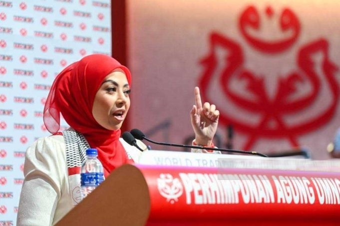 அம்னோ மாநாட்டில் கண்ணீர் விட்டார் நஜீப்பின் மகள்