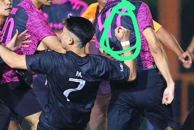 கூர்மையான ஆயுதத்தை எடுத்து வந்த ஆட்டக்காரரை போலீசார் தேடுகின்றனர்