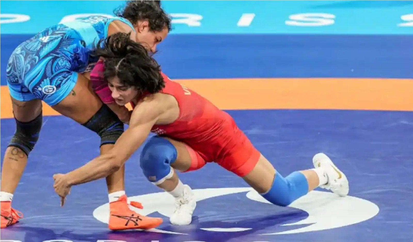 வினேஷ் போகத் தகுதி நீக்கம் – 50 கிலோவிற்கு அதிகமாக உடல் எடை இருந்ததால் இறுதிப் போட்டியிலிருந்து நீக்கம்!