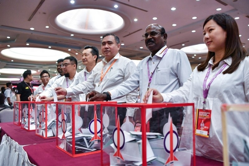 அந்தோணி லோக் மீண்டும் தேர்வு