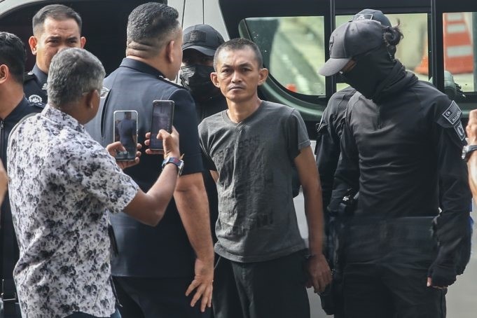 தாய், தந்தையை வெட்டிக்கொன்றதாக ஆடவர் மீது குற்றச்சாட்டு