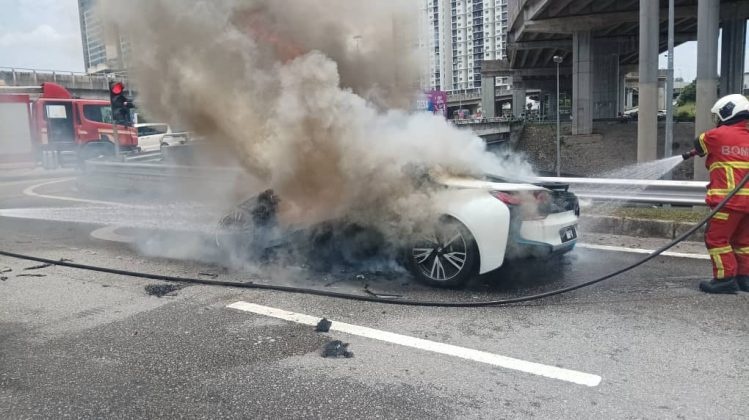 ஸ்ரீ பெட்டாலிங்கில் BMW கார் தீயில் அழிந்தது